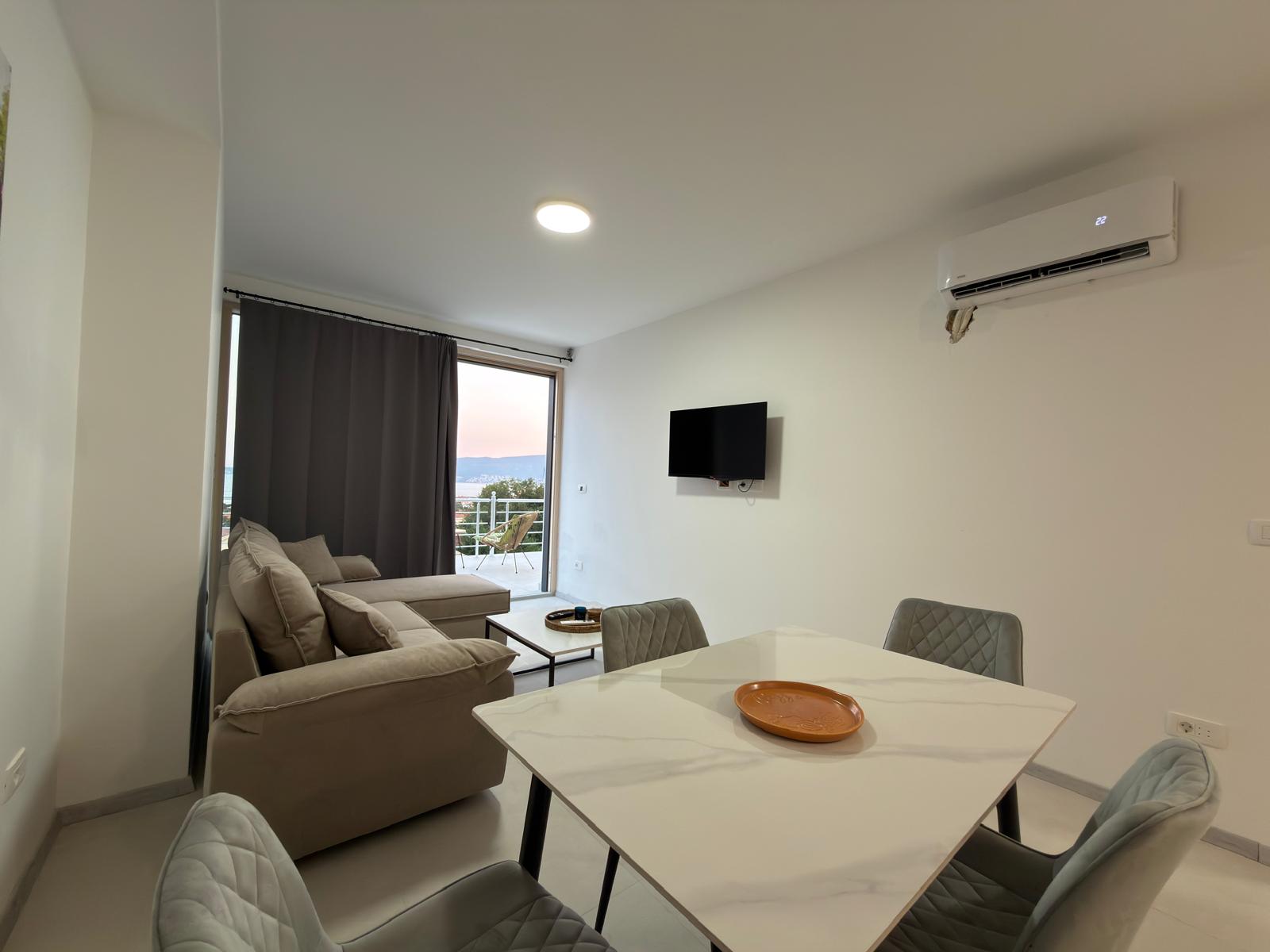Apartment with Balcony & Sea View — Photo 4 of 10