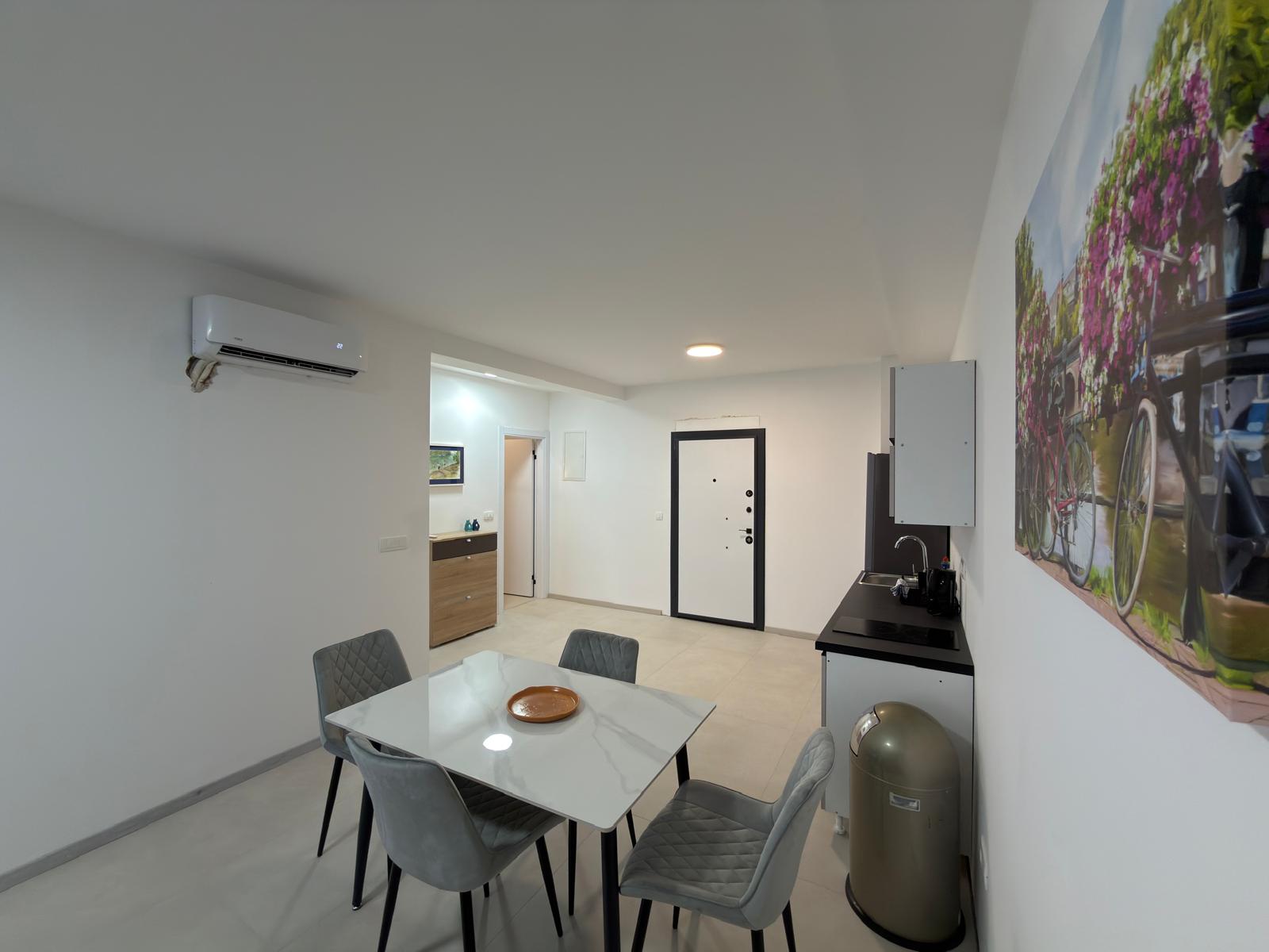 Apartment with Balcony & Sea View — Photo 2 of 10