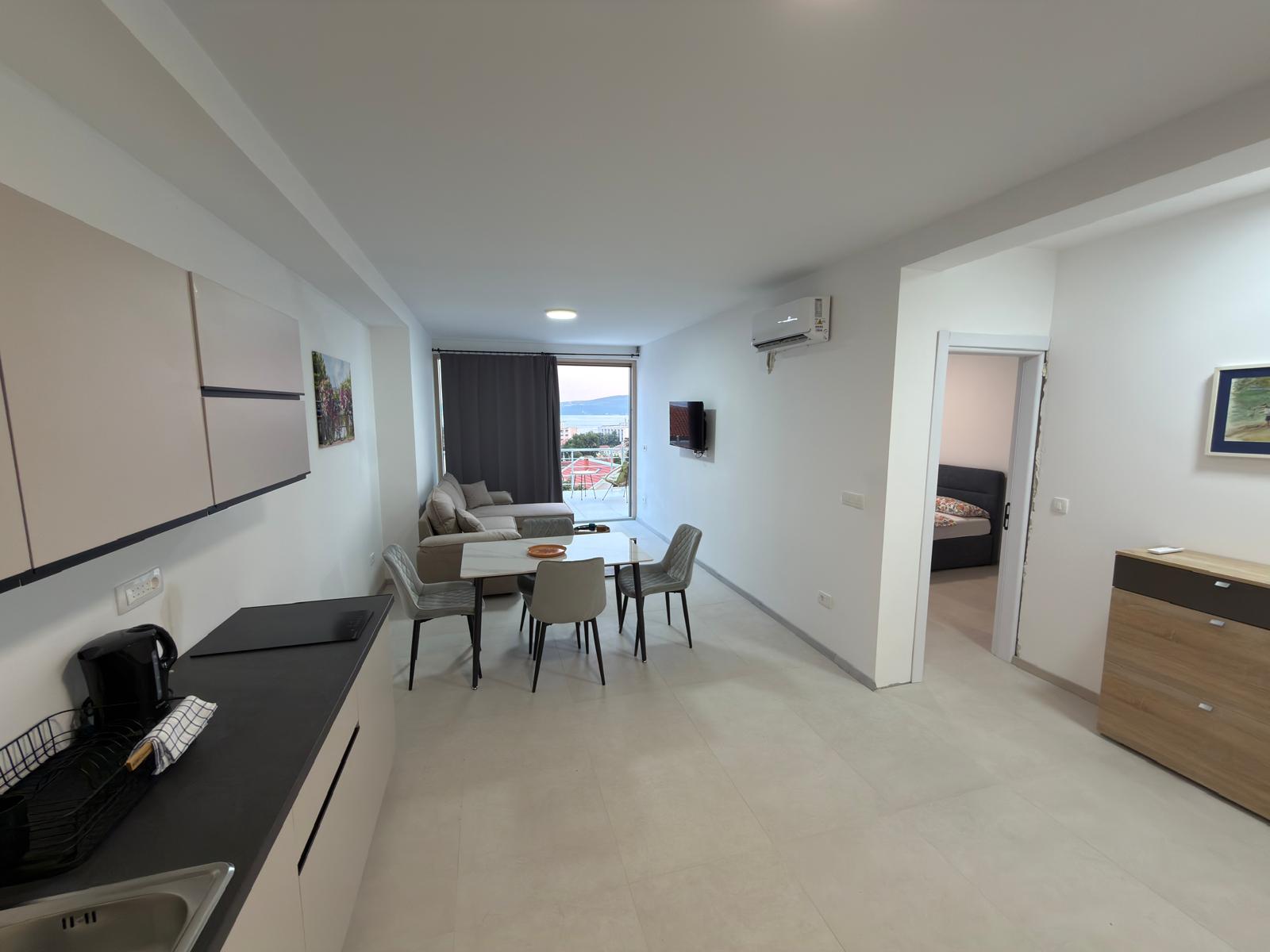 Apartment with Balcony & Sea View — Photo 3 of 10